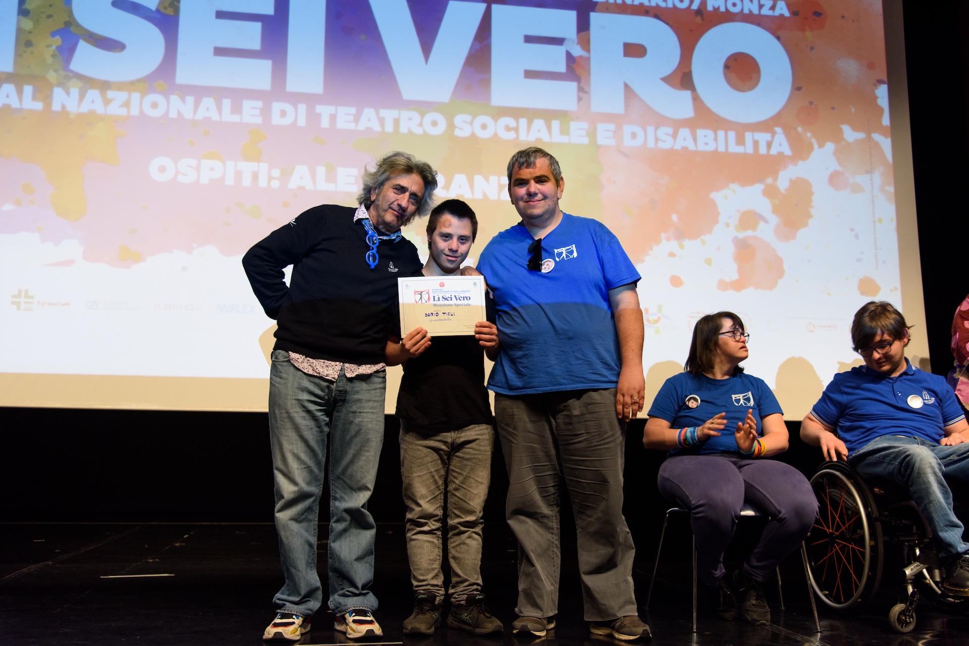 Menzione Poesia sul palco Dario Ticli Giallo la custode delle api Compagnia Guardastelle Acireale Catania Lì Sei Vero 2025 Il Veliero Monza 
